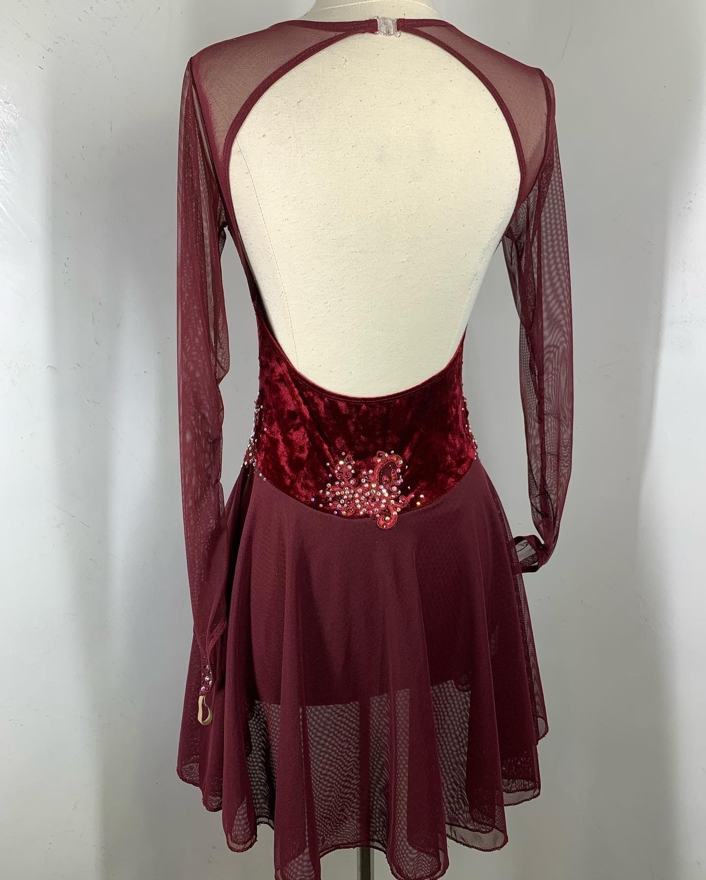 burgundy figure skating dress Figure Skating Dress Women's Ice Skating Dress Burgundy Patchwork Open Back Stretchy Training Competition Skating Wear Classic Crystal / Rhinestone Long Sleeve Ice Skating Figure Skating 2026